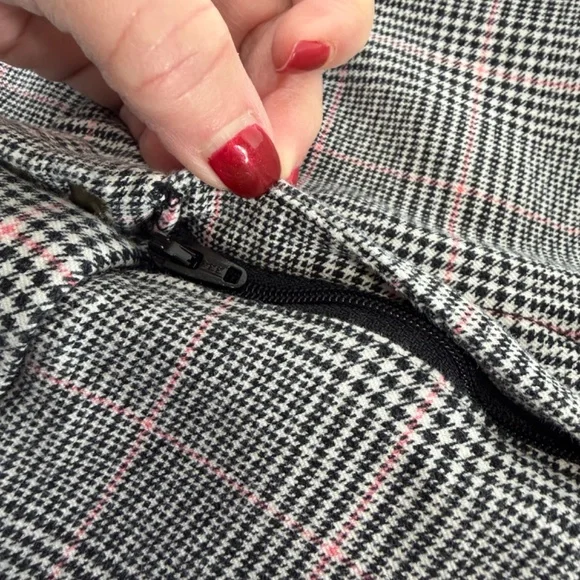 Old Navy Women's Plaid High-rise Pixie Tailored to Bermuda Knee Shorts Size 16 - Picture 9 of 9